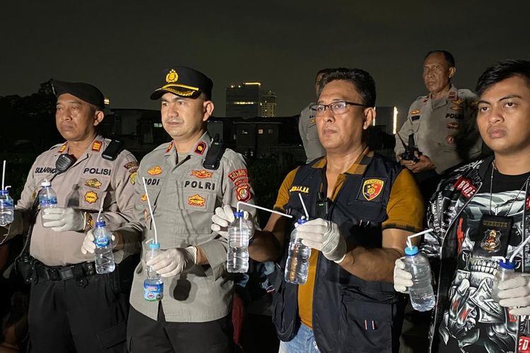 Kapolsek Palmerah Kompol Dodi Abdulrohim bersama jajarannya menunjukkan barang bukti alat isap sabu yang ditemukan dalam penggerebekan di Kampung Boncos, Jakarta Barat, Jumat (10/3/2023). 