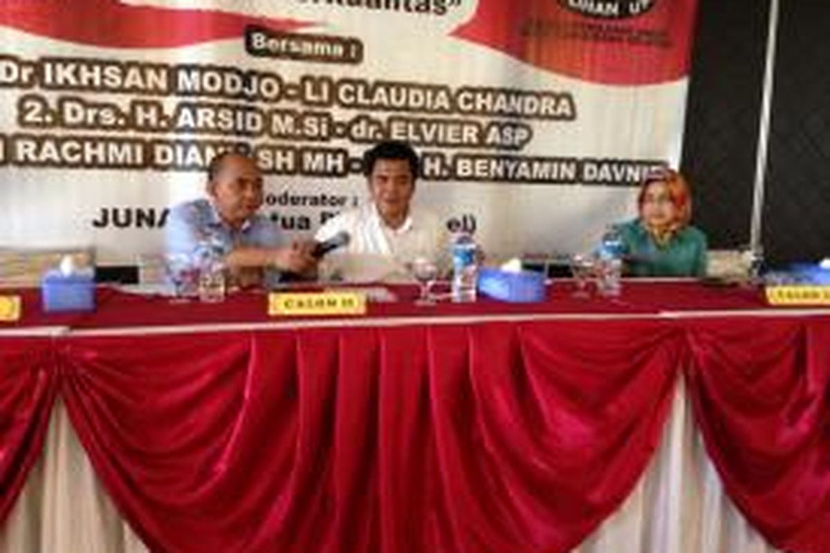 Ketiga calon wali kota Tangerang Selatan (dari kiri ke kanan) Ikhsan Modjo, Arsid, dan Airin Rachmi Diany. Mereka bertiga hadir dalam diskusi yang diadakan Persatuan Wartawan Indonesia (PWI) Tangerang Selatan di Alam Sutera, Senin (30/11/2015). 



