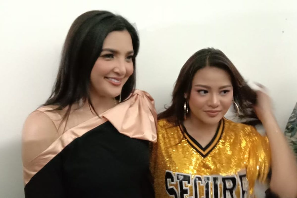 Ashanty dan Aurel Hermansyah berpose saat dijumpai di Istora Senayan, Jakarta Pusat, Rabu (10/4/2019).