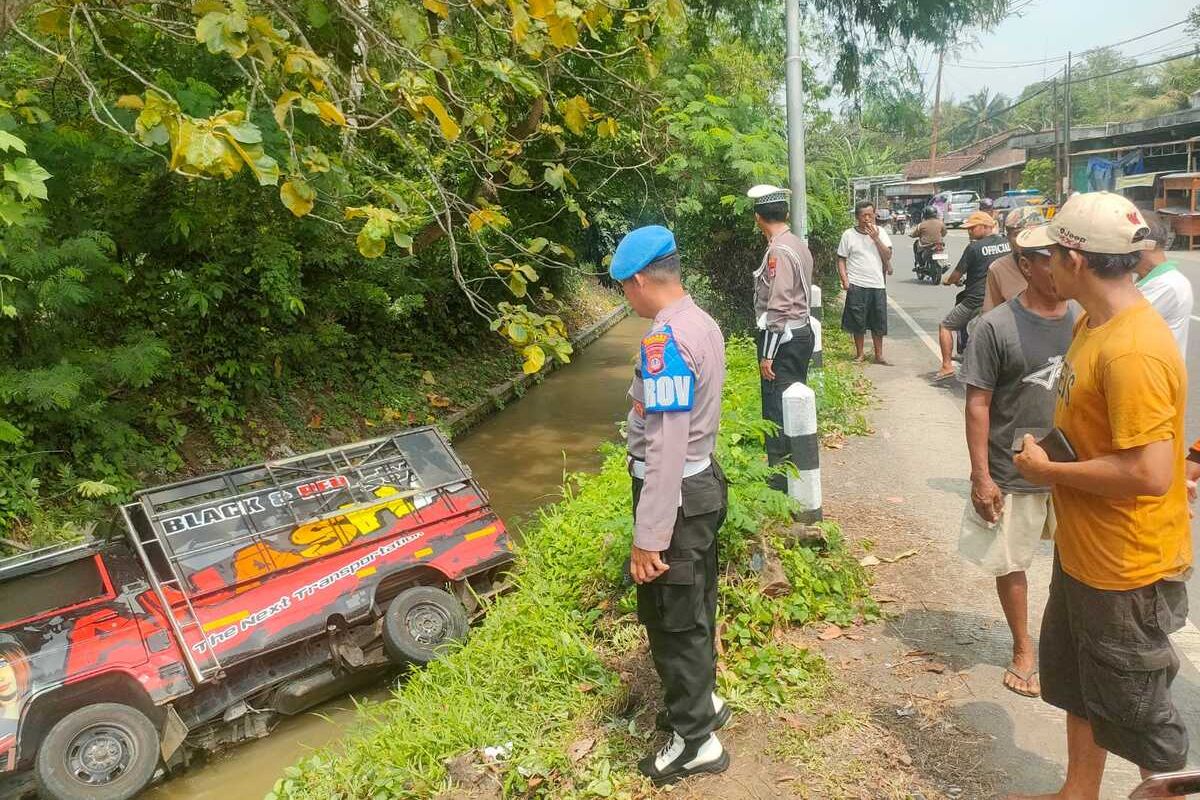 KECELAKAAN: Mobil pikap dengan posisi rembah ke kanan terlihat di sungai yang merupakan saluran irigasi berair deras di jalan Brosot-Nagung, Kapanewon Galur, Kabupaten Kulon Progo, Daerah Istimewa Yogyakarta, Kamis (14/11/2024).