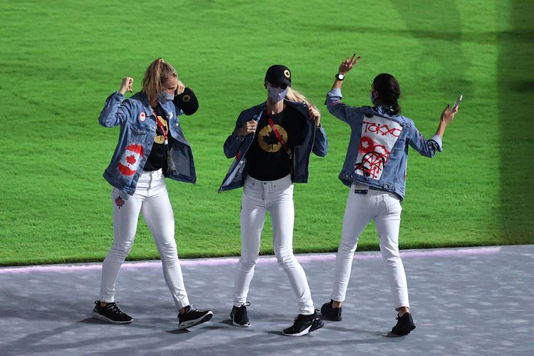 Tim atlet Kanada menggunakan jaket denim di upacara penutupan Olimpiade Tokyo 2020.
