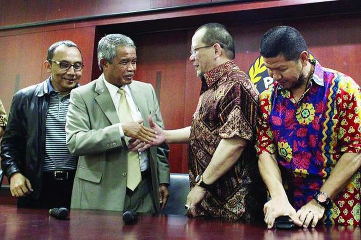 Ketua Umum PSSI Djohar Arifin Husin (kedua dari kiri) bersalaman dengan anggota Komite Eksekutif PSSI, (dari paling kiri) Tony Apriliani, La Nyalla Mattalitti, dan Roberto Rouw,  di Kantor PSSI, Jakarta, Jumat (22/2). Kembalinya empat anggota Komite Eksekutif yang sebelumnya dipecat PSSI itu diharapkan menjadi awal penyelesaian kisruh di tubuh PSSI.