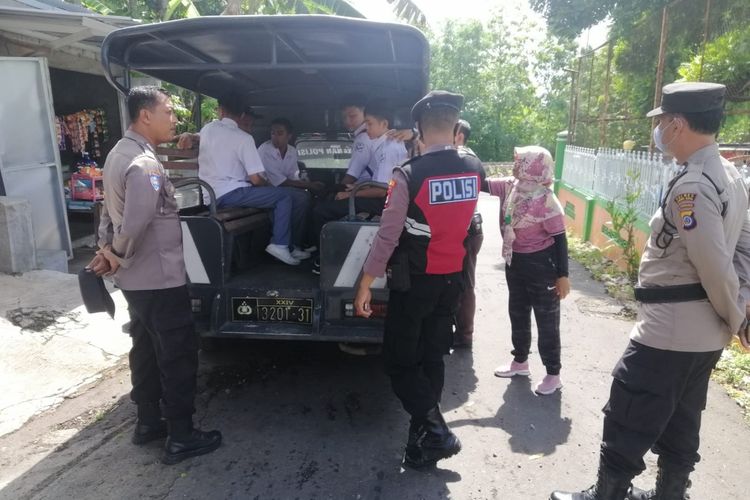 Razia petugas kepolisan terhadap pelajar yang bolos sekolah di Kapanewon Ngawen, Gunungkidul. Senin (10/10/2022)