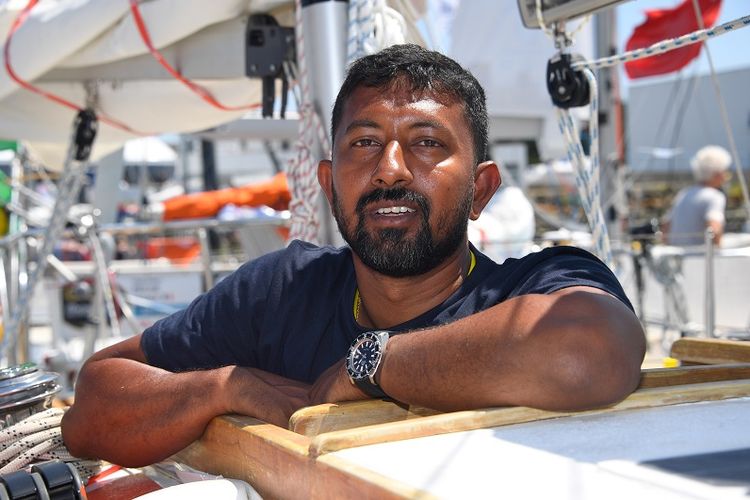 Pelaut India Abhilash Tomy berpose di perahunya Thuriya di pelabuhan Les Sables dOlonne pada 29 Juni lalu menjelang lomba layar solo keliling dunia Golden Globe Race. 