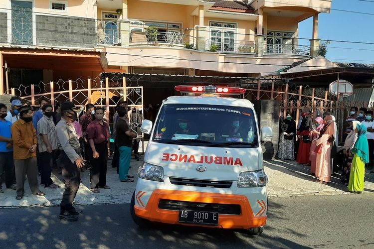 Mobil ambulan yang membawa jenazah jenazah Uli Nur Rohmi saat berangkat dari rumah duka menuju pemakaman.