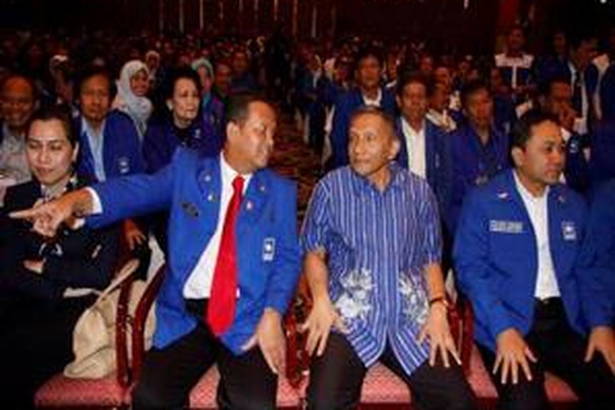 Ketua Umum Partai Amanat Nasional (PAN) Soetrisno Bachir berbincang dengan Dewan Penasehat PAN, Amien Rais (tengah) di sela-sela pembukaan Rapat Kerja Nasional (Rakernas) III PAN di Hotel JW Marriott Surabaya, Jawa Timur, Kamis (29/5).