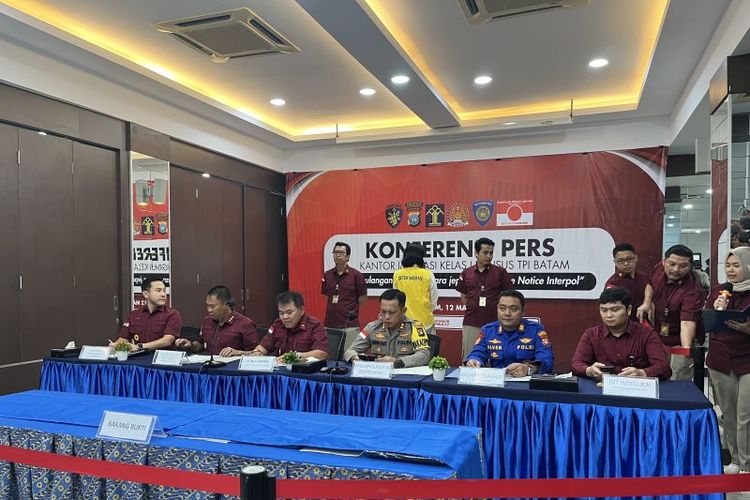 Kantor Imigrasi Kelas I Khusus TPI Batam, Kepulauan Riau saat melakukan siaran pers soal deportasi seorang WNA Jepang yang merupakan buronan Interpol.