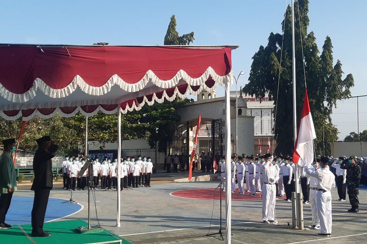 Pelaksanaan upacara bendera Merah Putih peringatan 17 Agustus di Pondok Pedantren Al Mukmin Ngruki, Sukoharjo, Jawa Tengah, Rabu (17/8/2022).