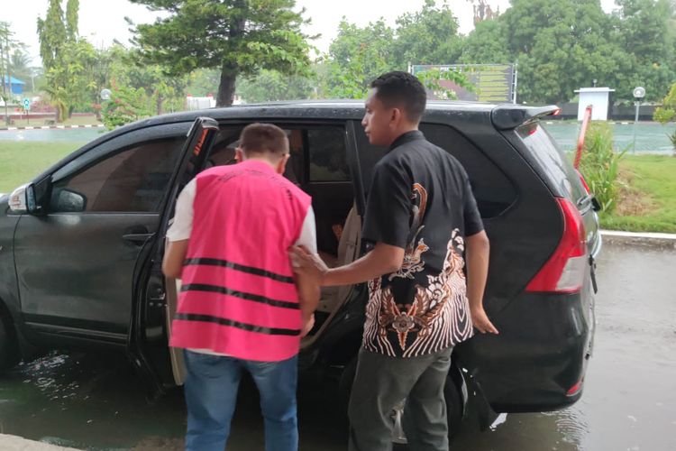 Kepala Dinas Pekerjaan Umum dan Penataan Ruang (PUPR) Kota Kupang berinisial BHN, ditahan penyidik Kejaksaan Tinggi NTT, Jumat (3/6/2022) 