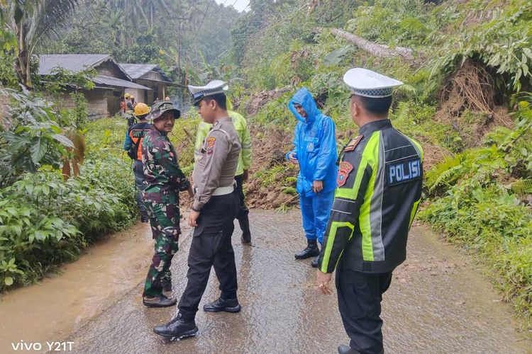 Kapolres Nias AKBP Revi Nurvelani, memerintahkan seluruh jajarannya terutama AKP Sonahami Lase Kasatlantas Polres, melakukan evakuasi dan pengalihan jalan alternative akibat ruas jalan tertutup akibat tanah longsor yakani Jalan yang menghubungkan antara Kota Gunungsitoli menuju Gunungsitoli Alo’oa dan sebaliknya.