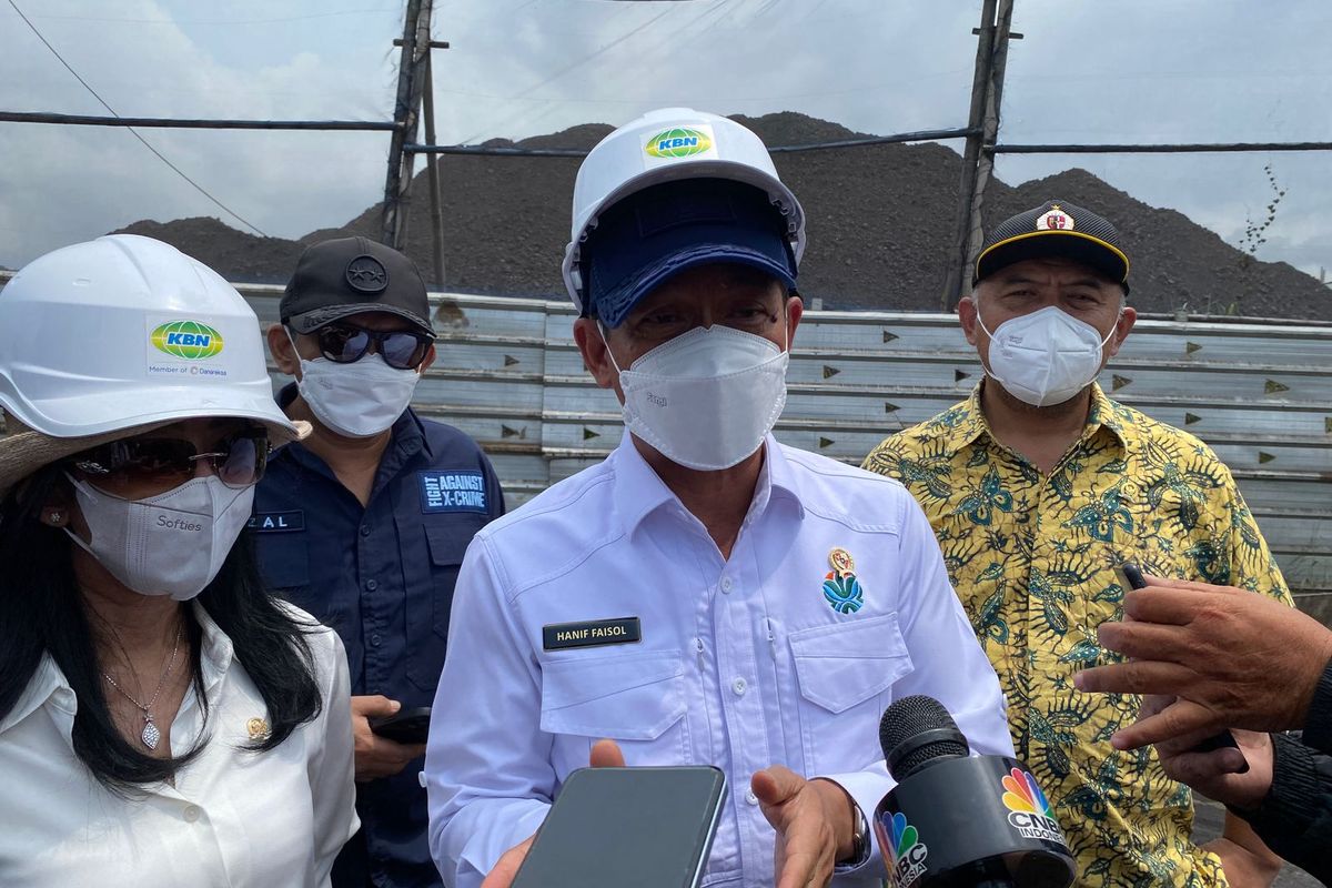 Menteri Lingkungan Hidup, Hanif Faisol Nurofiq saat ditemui di KBN Marunda, Jakarta Utara, Senin (3/3/2025). 