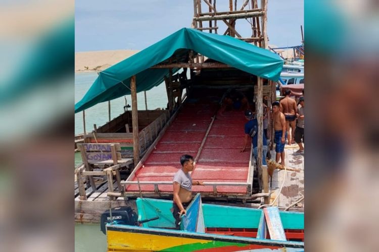 Tambang timah apung jenis tower yang diamankan Polda Bangka Belitung dari Perairan Tengkorak, Bangka, Kamis (20/10/2022).