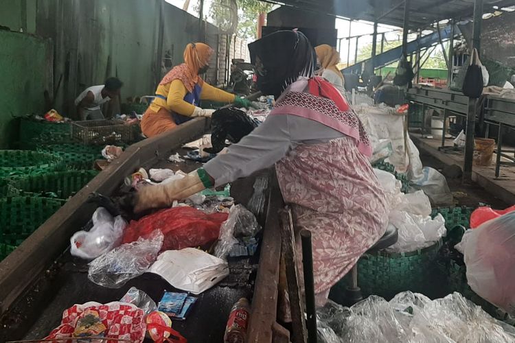 Warga di enam desa pesisir di Banyuwangi, Jawa Timur mengelola sampah hingga bernilai jual. 
