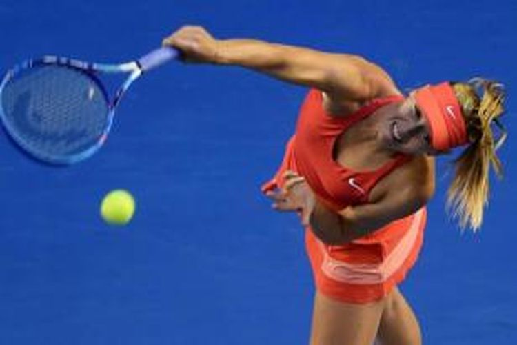 Petenis Rusia Maria Sharapova melakukan servis ke arah petenis AS Serena Williams dalam final tunggal putri turnamen tenis Australia Tebruka di Melbourne, Sabtu (31/1/2015). Sharapova harus mengaku kalah atas keunggulan Williams.