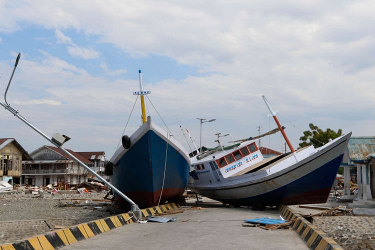 Kerusakan akibat gempa dan tsunami di Pelabuhan Wani 2, Kecamatan Tanatopea, Kabupaten Donggala, Sulawesi Tengah, Selasa (2/10/2018). Gempa yang terjadi di Palu dan Donggala mengakibatkan 925 orang meninggal dunia dan 65.733 bangunan rusak.