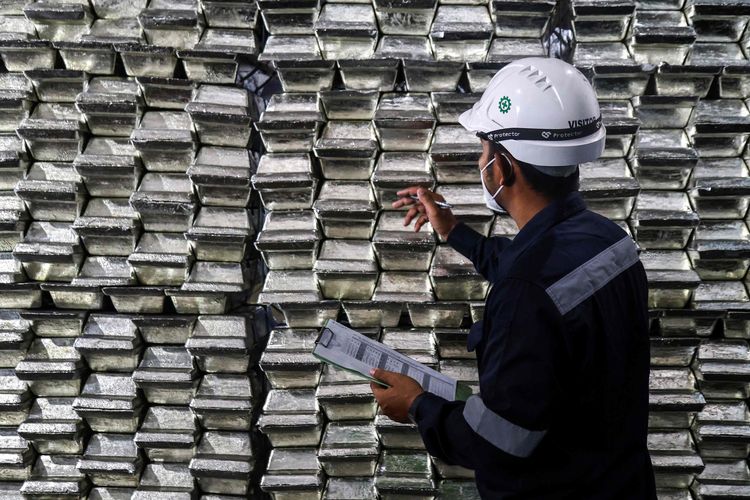 Seorang pekerja menghitung balok timah hasil produksi di gudang penyimpanan di PT Timah Tbk di Mentok, Kabupaten Bangka Barat, Kepulauan Bangka Belitung, Kamis (16/10/2025). PT Timah Tbk menargetkan produksi bijih timah dan logam timah sebesar 21,5 ribu ton dan volume penjualan 19,06 ton hingga akhir tahun 2025 untuk dapat mencapai target yang telah ditentukan 