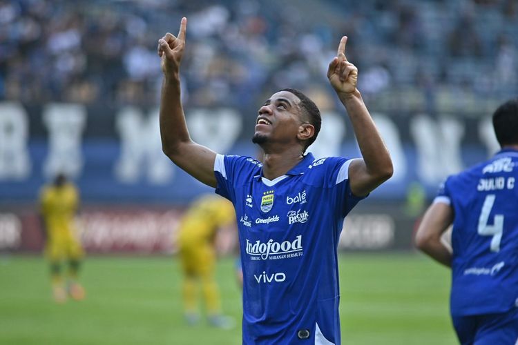 Aksi Uilliam Barros dalam laga pekan pertama Super League 2025-2026 Persib vs Semen Padang di Stadion Gelora Bandung Lautan Api, Sabtu (9/8/2025).