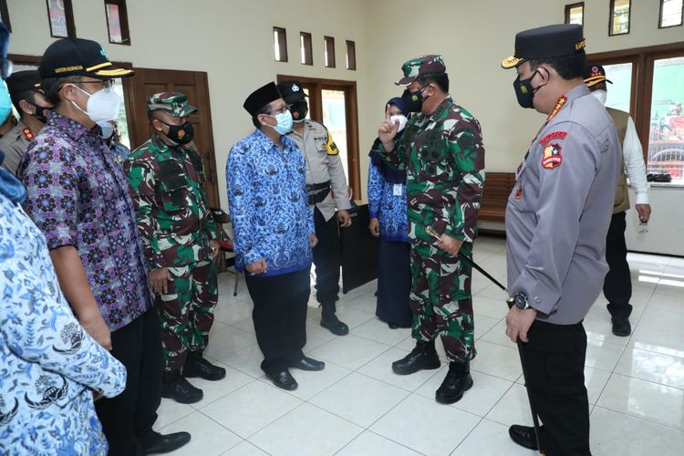 Panglima TNI Marsekal Hadi Tjahjanto memantau pelaksanaan vaksinasi di Kudus, Jawa Tengah, Kamis (17/6/2021).