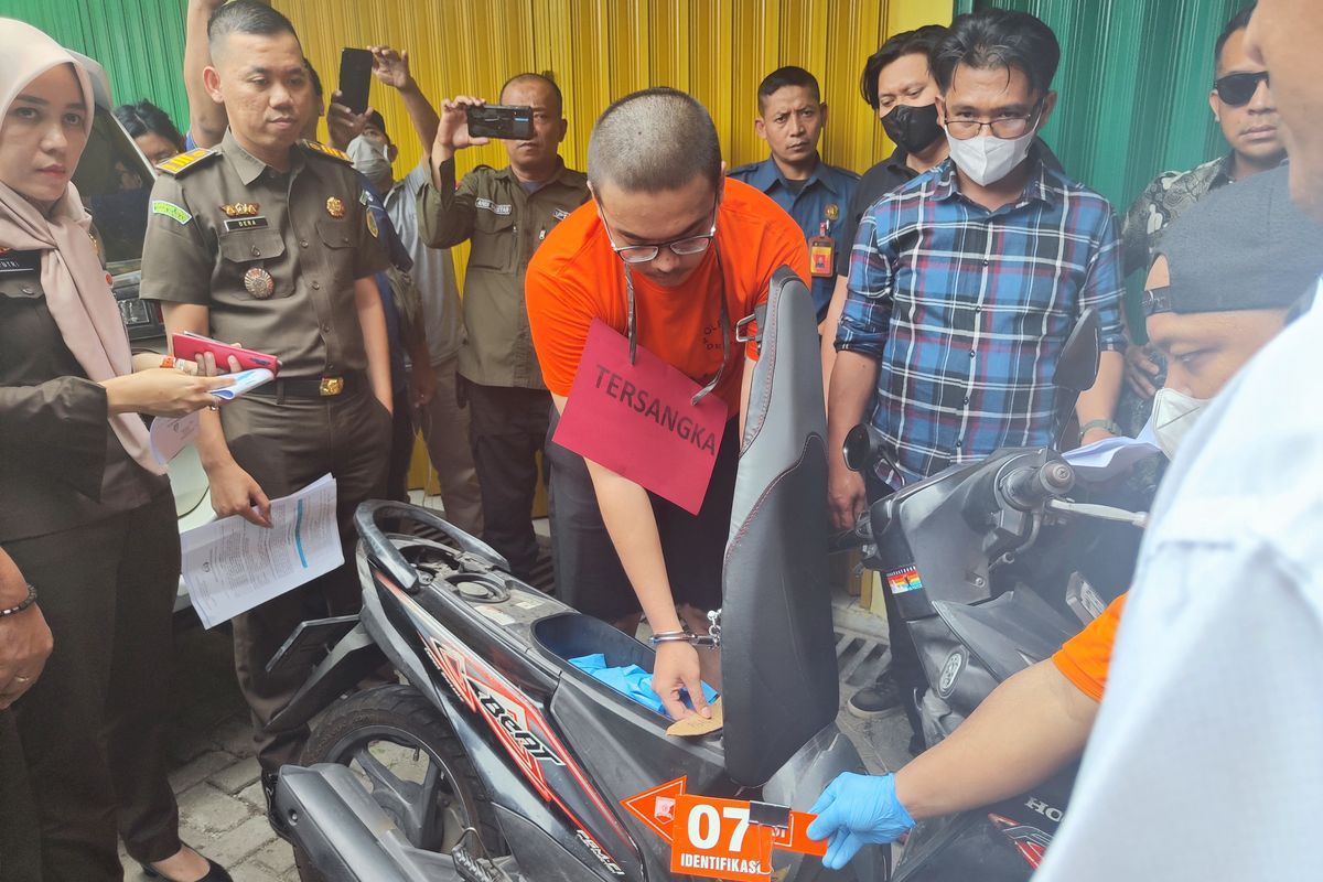 Rekonstruksi kasus pembunuhan mahasiswa FIB UI oleh kakak tingkat, di indekos korban, Kukusan, Depok Jawa Barat, Selasa (22/8/2023). 