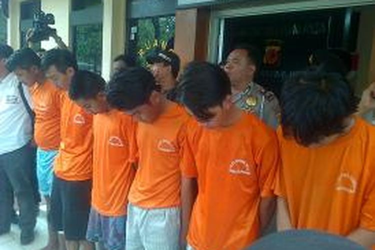  Jajaran Polsek Bandung Wetan berhasil membekuk 6 orang kawanan jambret bermotor yang kerap beroperasi di 5 wilayah di Kota Bandung. 