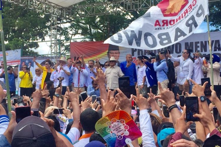 Calon presiden nomor urut 02 Prabowo Subianto saat berkampanye di hadapan massa pendukung di Lapangan Ternate Baru, Kecamatan Singkil, Minggu (24/3/2019) sekitar pukul 11.30 Wita. Ia didampingi pimpinan partai politik koaliasi.