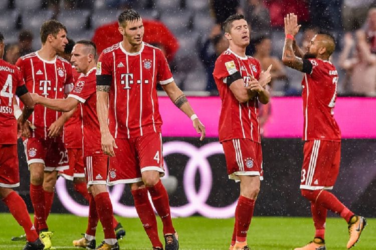 Para pemain Bayern Muenchen merayakan kemenangan atas Bayer Leverkusen pada pertandingan pekan pertama Liga Jerman, Jumat (18/8/2017). 
