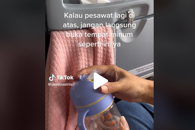 Cara buka botol minum saat naik pesawat