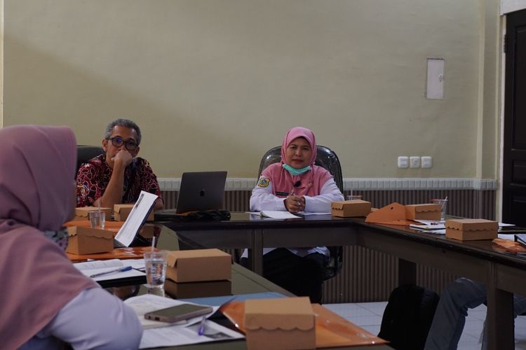 Dosen Universitas Jember Honest Dody Molasy saat menggelar FGD bersama sejumlah pihak di Kabupaten Bondowoso  