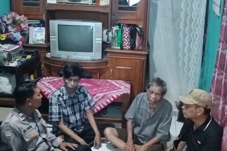Penyelesaian kasus penganiayaan lansia berinisial S (78) oleh anaknya, JS (32), di Cakung, Jakarta Timur, yang dibantu oleh jajaran Polsek Cakung, Selasa (23/1/2024).