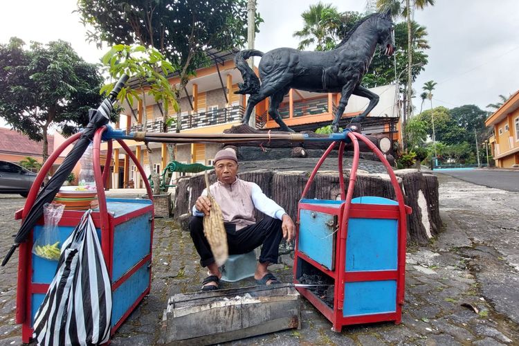 Jualan Sate hingga Berkebun, Cara Lansia di Tawangmangu Tetap Produktif dan Sehat di Usia Senja