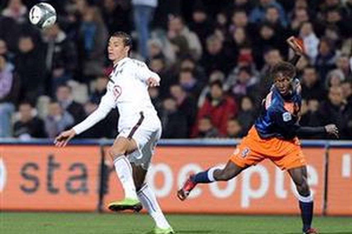 Penyerang Bordeaux, Marouane Chamakh (kiri).