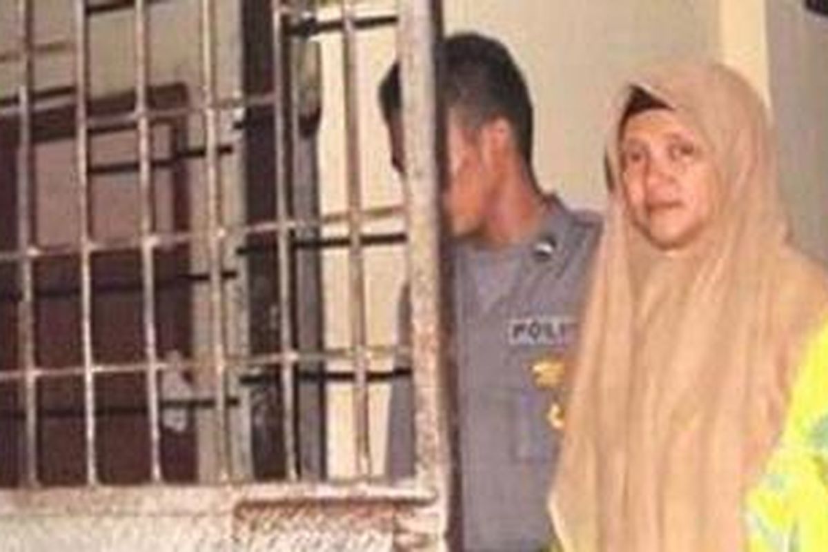 Rahma binti Buang (42), warga Gampong Lorong Nahkoda Kiri 8, Batu Chaves, Selanggor D.E, Malaysia, dimasukkan sel di Mapolres Pidie setelah menjalani pemeriksaan terhadap kasus perdagangan manusia, 11 Mei 2010. 