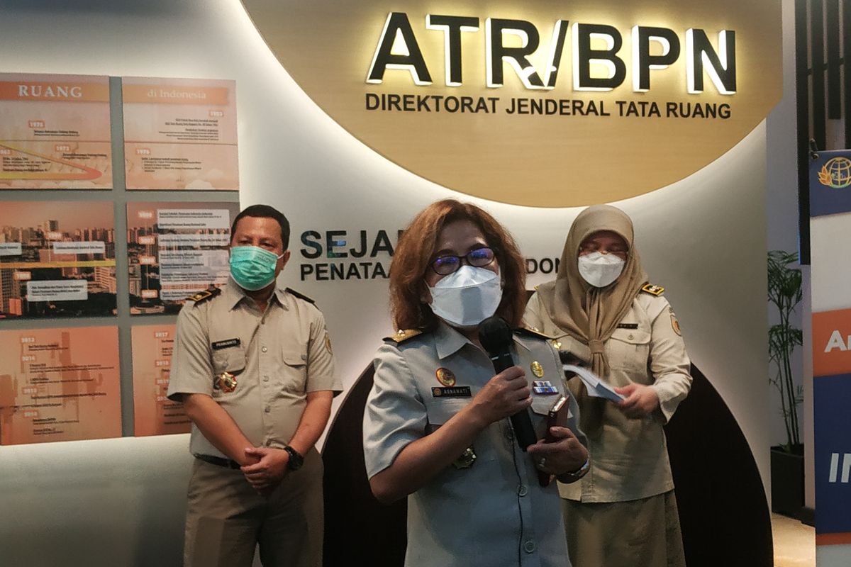 Direktur Pengendalian Hak Tanah, Alih Fungsi Lahan, Kepulauan dan Wilayah Tertentu Kementerian ATR/BPN Asnawati saat berbicara di kantor Kementerian ATR/BPN, Jakarta, Senin (22/02/2021).