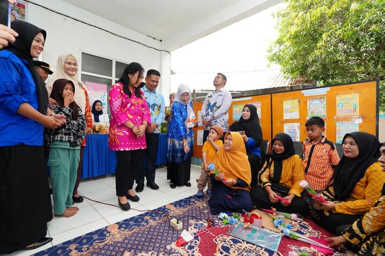 Menteri Pemberdayaan Perempuan dan Perlindungan Anak (PPA), Bintang Puspayoga melanjutkan kunjungan kerjanya di Kabupaten Maros, salah satunya di Desa Temmappaduae, Kecamatan Marusu, Minggu (28/7/2024). 
