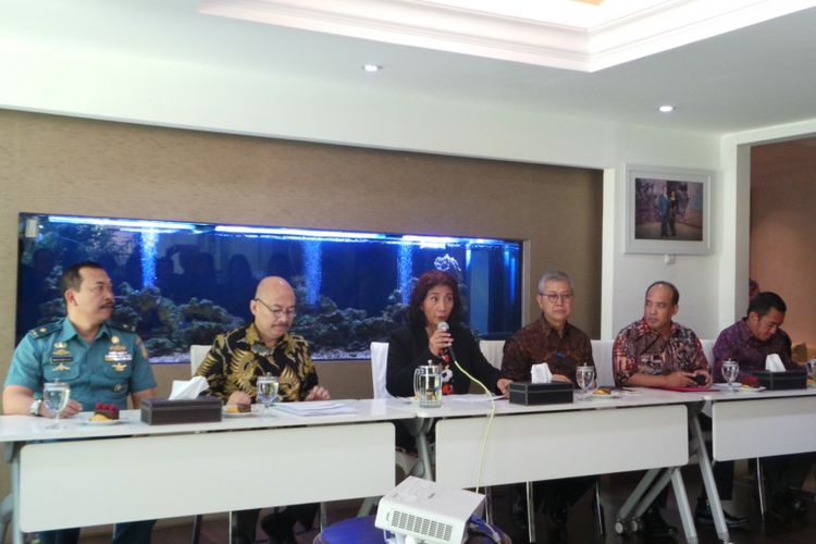 Menteri Kelautan dan Perikanan Susi Pudjiastuti saat menggelar konferensi pers mengenai putusan Pengadilan Negeri Sabang terhadap kasus Kapal Silver Sea 2, di kawasan Widya Chandra, Jakarta Selatan, Jumat (20/10/2017).