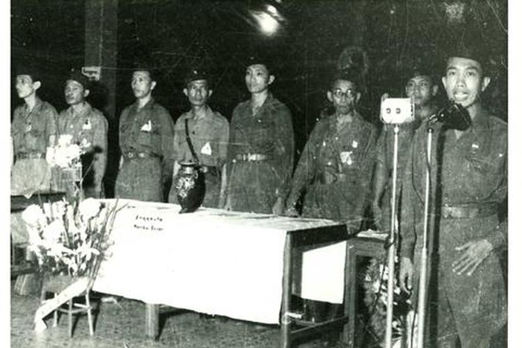 Upacara perayaan satu tahun Barisan Banteng di Solo yang dihadiri oleh Presiden Soekarno. 