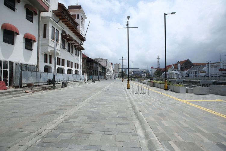 Revitalisasi wajah baru Kali Krukut di kawasan Kali Besar, Kota Tua, Jakarta, Jumat (9/2/2018). Penataan Kali Besar ini terinspirasi dari penataan Sungai Cheonggyecheon di Korea Selatan. Dengan penataan yang semenarik mungkin, kawasan Kali Besar diharapkan jadi tujuan wisatawan ke Kota Tua selain Museum Fatahillah.