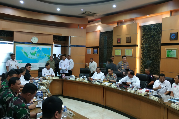 Menkopolhukam Wiranto memimpin rapat terkait penanganan keamanan pasca pemilu 2019 di kantor Kemenko Polhukam, Kamis (18/4/2019).