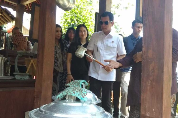 Menparekraf Wishnutama Kusubandio saat berkunjung ke pusat kesenian Omah Mbudur Wanurejo, Borobudur, Magelang, Jumat (20/12/2019).