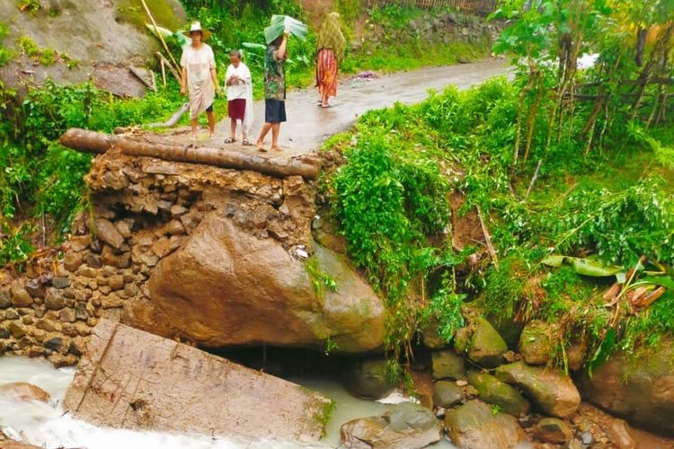 Jembatan penghubung antar kecamatan di Kabupaten Gowa, Sulawesi Selatan ambruk akibat cuaca buruk. Selasa, (21/12/2021).