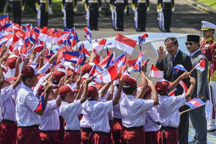 Presiden Prabowo Subianto (kanan) bersama Presiden Senat Kerajaan Kamboja Samdech Akka Moha Sena Padei Techo Hun Sen (kiri) menyapa siswa sekolah dasar saat kunjungan kehormatan di kompleks Istana Kepresidenan, Jakarta, Senin (5/5/2025). Kunjungan kehormatan Presiden Senat Kerajaan Kamboja Samdech Akka Moha Sena Padei Techo Hun Sen ke Indonesia tersebut untuk meningkatkan kerja sama di berbagai bidang-bidang strategis antar kedua negara. ANTARA FOTO/Galih Pradipta/bar