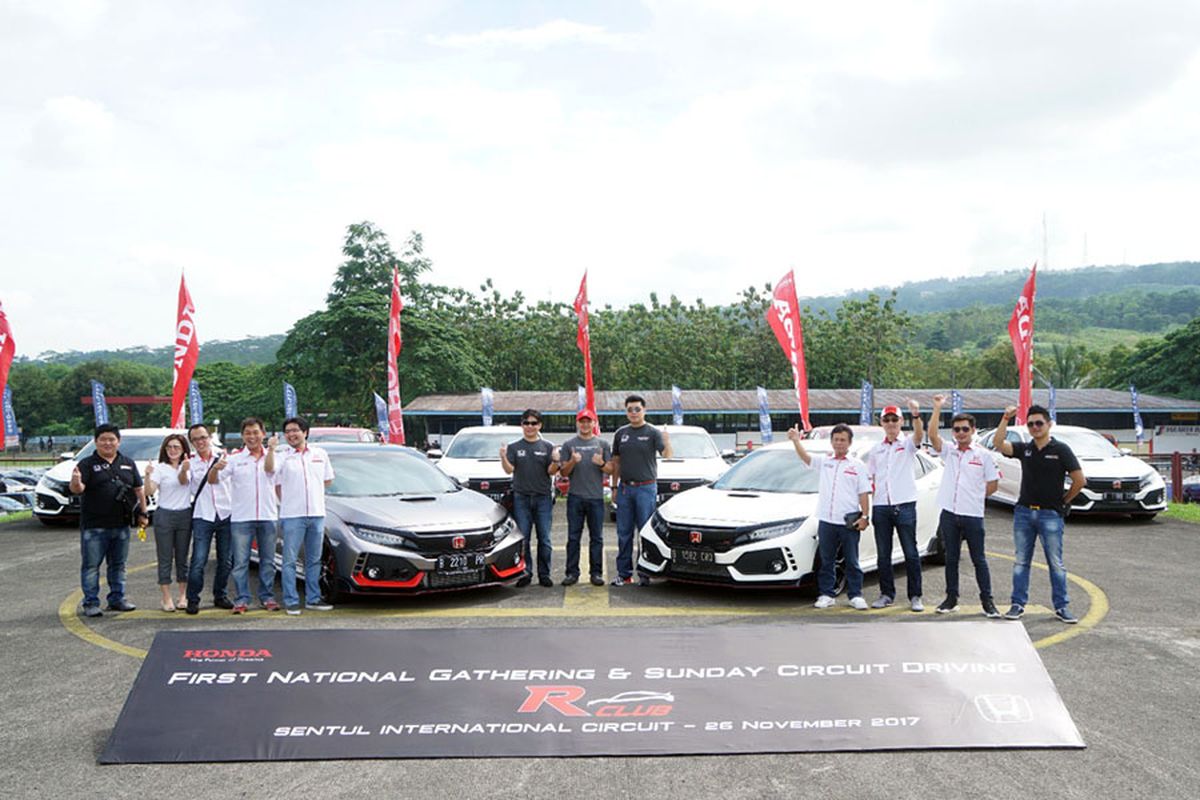 Komunitas para pemiliki Civic Type R, R Club, berkumpul di Sirkuit International Sentul, Minggu (26/11/2017).