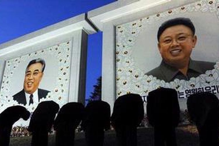 Warga Korea Utara menghormati mendiang Kim Il-Sung dan Kim Jong-Il. Lukisan dinding raksasa dua mendiang pemimpin ini bisa ditemukan di seluruh penjuru Korea Utara dan dibuat dengan biaya yang tidak murah.