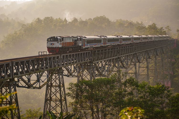  Kereta api milik PT Kereta Api Indonesia (Persero).