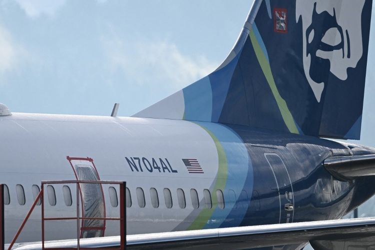 Pintu darurat lepas dari pesawat Alaska Airlines penerbangan N704AL saat terbang. Pesawat Boeing 737 MAX 9 ini mendarat darurat di Bandara Internasional Portland, negara bagian Oregon, Amerika Serikat, pada 5 Januari 2024.