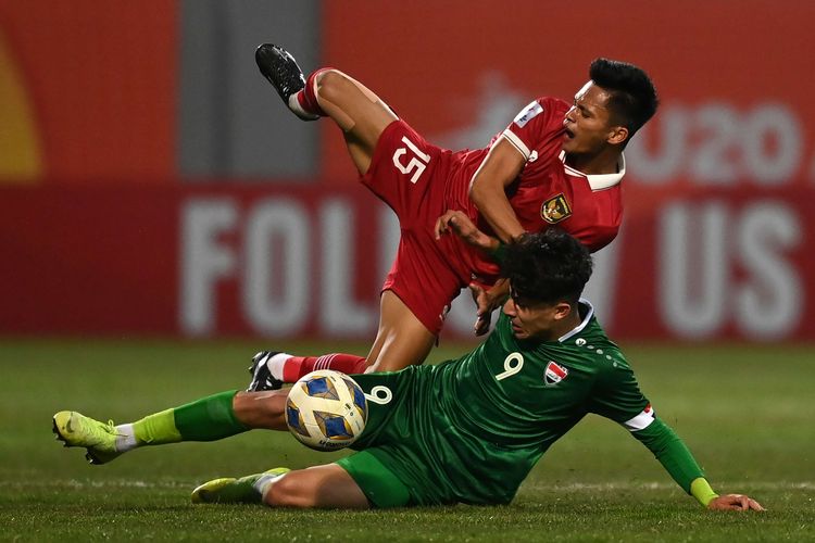 Pemain Timnas U20 Indonesia Dzaky Asraf (atas) terjatuh saat berebut bola dengan pemain Timnas U20 Irak Mustafa Qabeel dalam kualifikasi Grup A Piala Asia U20 di Stadion Lokomotiv, Tashkent, Uzbekistan, Rabu (1/3/2023). Timnas U20 Indonesia kalah 0-2 dari Timnas U20 Irak.