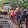 Aksi Ibu-ibu Asal Kupang Tarik Truk yang Terperosok di Jembatan Pakai Tambang