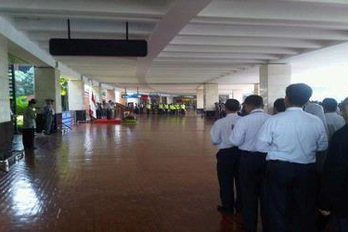 Menhub EE Mangindaan memimpin apel siaga kesiapan angkutan udara di Terminal 2 D Bandara Soekarno-Hatta, Tangerang, Banten, Sabtu (11/8/2012).