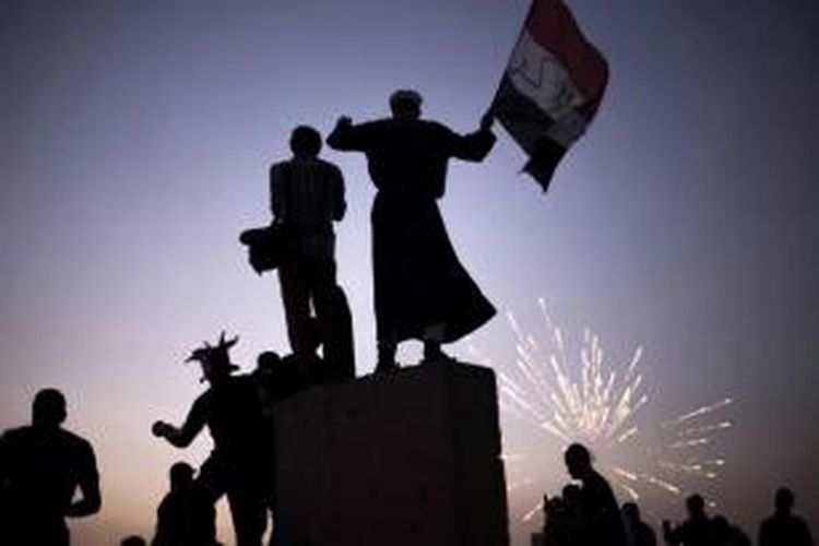 Demonstran dari kubu oposisi mengibarkan bendera Mesir di Alun-alun Tahrir, 1 Juli 2013. Militer Mesir pada 3 Juli mengambil alih kekuasaan, dengan menyatakan penangguhan konstitusi, menunjuk pemimpin sementara, dan berjanji menjadwalkan segera pemilu Mesir.