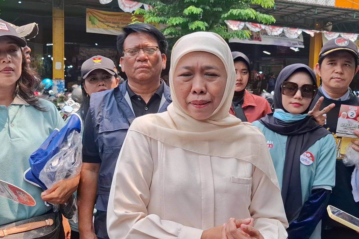 Calon Gubernur Jawa Timur Khofifah Indar Parawansa (tengah), saat memberi keterangan kepada awak media di Pasar Baru Gresik, Jawa Timur, Kamis (14/11/2024).
